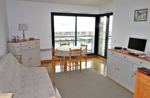 La Rochelle City Centre Apartment | Apartment 41 m2, with GARAGE, view of the port, aquarium area, near train station.