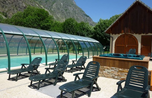 Villar-Loubiere Apartment | Apartment 6 people + south facing balcony + Pool and Jacuzzi