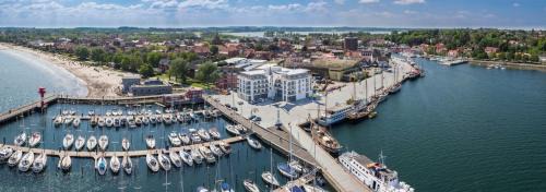 Eckernfoerde Apartment | Apartment 9 "Am alten Leuchtturm", Blickrichtung Innenstadt, Binnenhafen West, seitlicher Meerblick, Hafenspitze