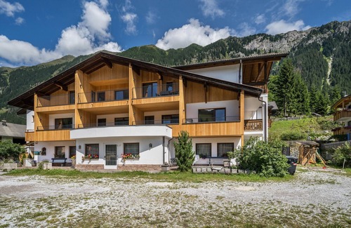 Racines Apartment | Apartment 'Alpenspitz App Mareiterstein 2' with Mountain View, Shared Garden and Wi-Fi