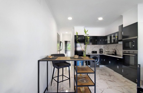 Monte Raposo Apartment | Apartment 'Alpha House' with Balcony, Wi-Fi and Air Conditioning