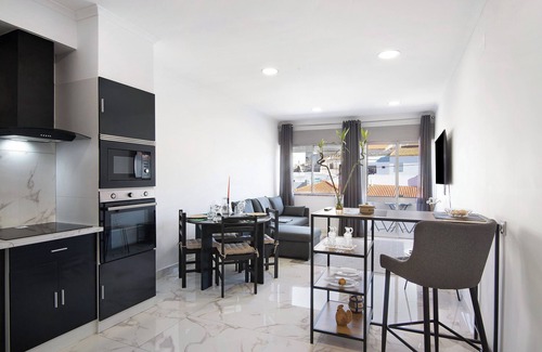 Monte Raposo Apartment | Apartment 'Alpha House' with Balcony, Wi-Fi and Air Conditioning