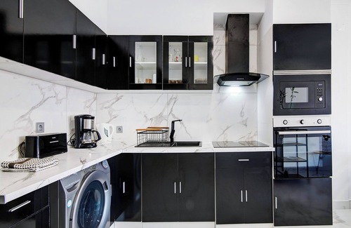 Monte Raposo Apartment | Apartment 'Alpha House' with Balcony, Wi-Fi and Air Conditioning