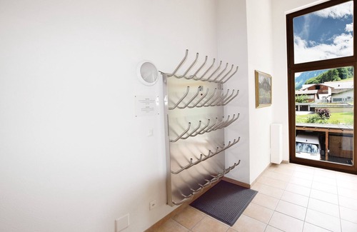 Klosters-Serneus Apartment | Apartment "Alpin 4" with Terrace & Wi-Fi