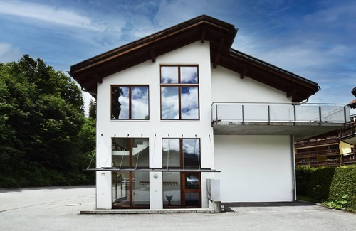 Klosters-Serneus Apartment | Apartment "Alpin 4" with Terrace & Wi-Fi