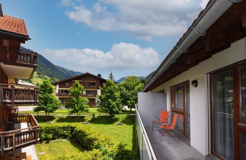 Klosters-Serneus Apartment | Apartment "Alpin 4" with Terrace & Wi-Fi