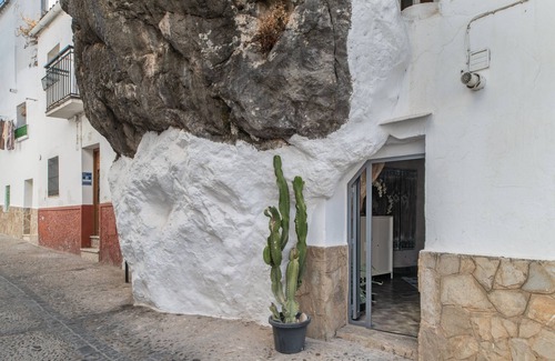 Ubrique Apartment | Apartment 'Alvarado Loft' with Mountain View, Wi-Fi and Air Conditioning
