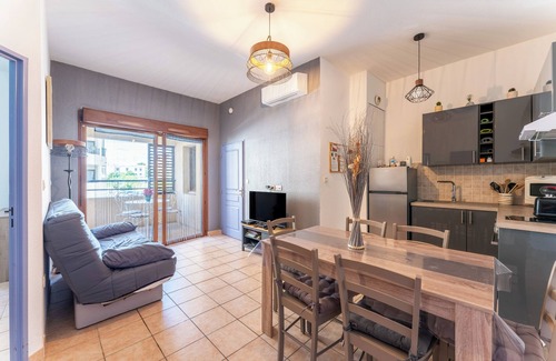 Uzes Apartment | Apartment 'Appartement Des Cedres' with Private Terrace, Wi-Fi and Air Conditioning