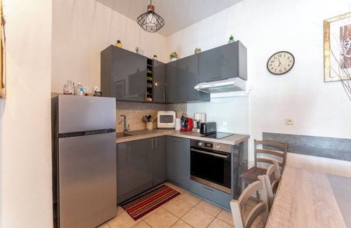 Uzes Apartment | Apartment 'Appartement Des Cedres' with Private Terrace, Wi-Fi and Air Conditioning