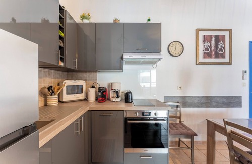 Uzes Apartment | Apartment 'Appartement Des Cedres' with Private Terrace, Wi-Fi and Air Conditioning