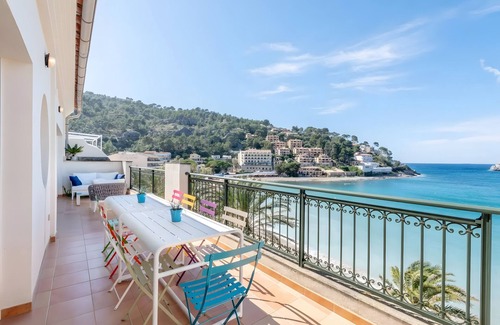 Puerto de Soller Apartment | Apartment 'Beachfront Port De Soller' with Private Terrace, Wi-Fi and Air Conditioning