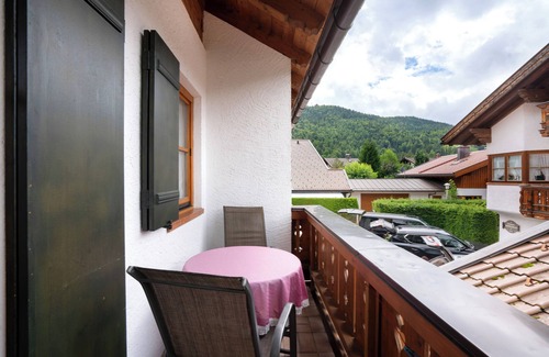Mittenwald Apartment | Apartment 'Bergdistel Nr 8' with Mountain View, Shared Garden and Wi-Fi