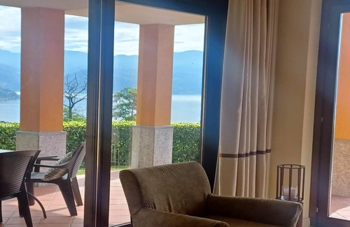 Oggebbio Apartment | Apartment by Lake Maggiore with Pool