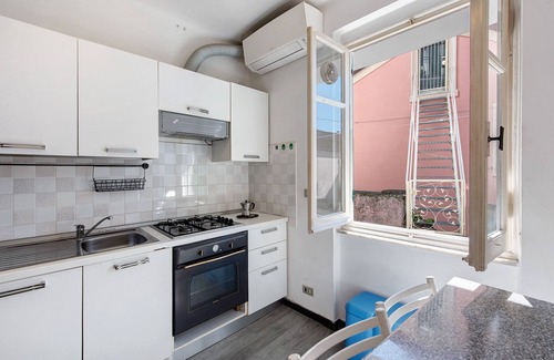 Cogoleto Apartment | Apartment 'Ca' Celeste' with Air Conditioning