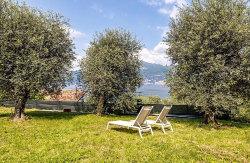 Brenzone sul Garda Apartment | Apartment 'Casa Maria' with Lake View, Private Garden and Wi-Fi