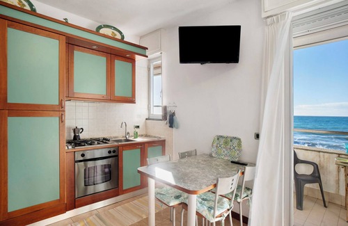 Lavina Apartment | Apartment 'Cadorna Fronte Mare' with Sea View, Wi-Fi and Air Conditioning