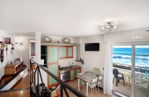 Lavina Apartment | Apartment 'Cadorna Fronte Mare' with Sea View, Wi-Fi and Air Conditioning