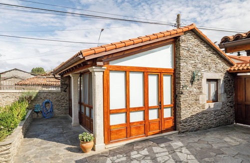 Ordes Apartment | Apartment 'Camino' with Shared Terrace, Private Garden and Wi-Fi