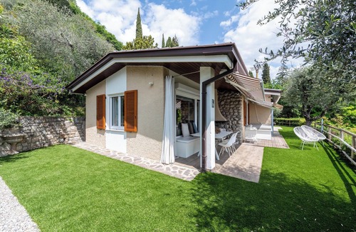 Gargnano Apartment | Apartment "Casa 50" with Garden & Shared Pool