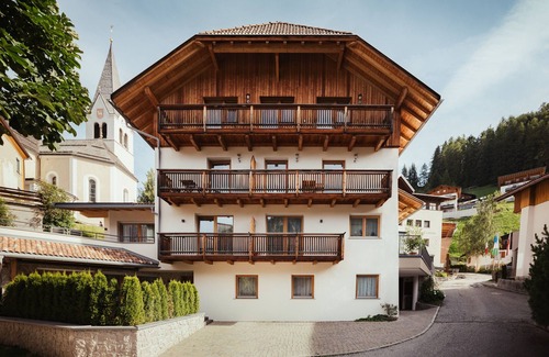 San Genesio Apartment | Apartment 'Chalet La Flüta Arnica' with Mountain View, Shared Garden and Wi-Fi