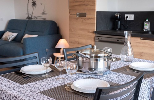 Sorede Apartment | Apartment 'Côté Mer' with Mountain View, Wi-Fi and Air Conditioning