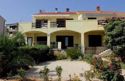 Mali Iz Apartment | Apartment Davor - 20m from sea : A2 Mali Iz (Island Iz), Zadar riviera