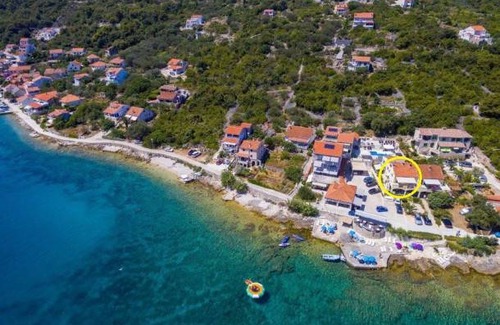 Mali Iz Apartment | Apartment Davor - 20m from sea : A1 Mali Iz (Island Iz), Zadar riviera