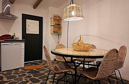 Reguengos de Monsaraz Apartment | Apartment 'Descanso Dos Oleiros' with Private Terrace, Wi-Fi and Air Conditioning