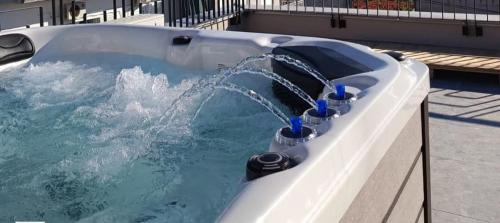 Kastel Kambelovac Apartment | Apartment Dujić with hot tub