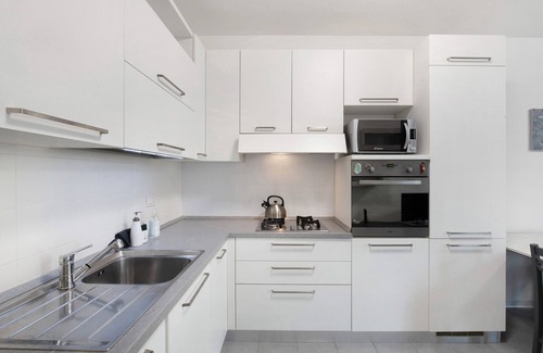 Albate Apartment | Apartment 'Easy Como Stay Con Parcheggio' with Shared Terrace, Wi-Fi and Air Conditioning