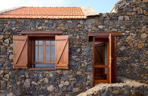 Mocanal Apartment | Apartment 'El Ciruelo' with Sea Views, Shared Terrace and Wi-Fi
