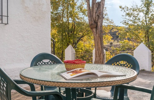 La Zubia Apartment | Apartment 'El Tinao' with Mountain Views, Shared Pool and Wi-Fi