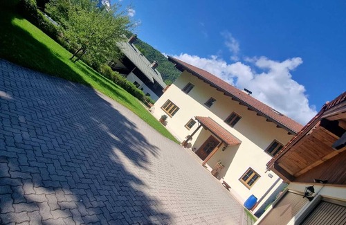Bischofswiesen Apartment | Apartment Elisabethfor 1-6 persons, 3 bedrooms, shower/WC, bathtub, bathroom