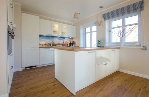 Pellworm Apartment | Apartment 'Ferienhaushälfte Hafenperle' with Shared Garden and Wi-Fi