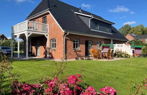 Pellworm Apartment | Apartment 'Ferienhaushälfte Hafenperle' with Shared Garden and Wi-Fi
