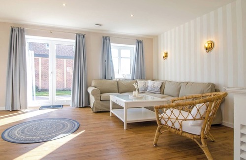 Pellworm Apartment | Apartment 'Ferienhaushälfte Hafenperle' with Shared Garden and Wi-Fi