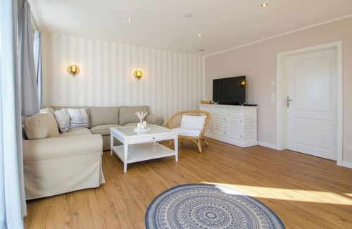 Pellworm Apartment | Apartment 'Ferienhaushälfte Hafenperle' with Shared Garden and Wi-Fi