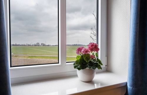 Suderdeich Apartment | Apartment 'Ferienwohnung Blau' with Shared Terrace, Shared Garden and Wi-Fi