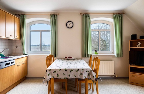 Suderdeich Apartment | Apartment 'Ferienwohnung Grün' with Shared Terrace, Shared Garden and Wi-Fi