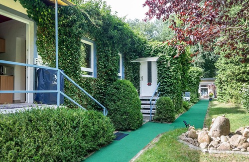 Hagenow Apartment | Apartment 'Ferienwohnung Am Wald' with Shared Terrace, Shared Garden and Wi-Fi