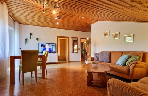 Obernhausen Apartment | Apartment 'Fewo Wasserkuppe' with Shared Terrace and Wi-Fi