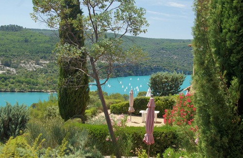 Esparron-de-Verdon Apartment | Apartment for 6 in Esparron-de-Verdon, with a wonderful lake view