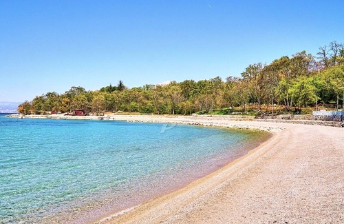 Njivice Apartment | Apartment for 2-3 people with great sea views and close to the beach