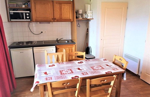 La Joue du Loup Apartment | Apartment for 6, southwest balcony, ski locker, free parking, pets allowed