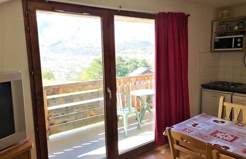 La Joue du Loup Apartment | Apartment for 6, southwest balcony, ski locker, free parking, pets allowed