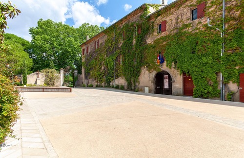 Chateauneuf-le-Rouge Apartment | Apartment 'Chateau En Provence' with Wi-Fi and Air Conditioning