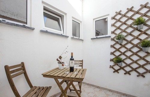 Vila do Bispo House | Apartment Home Casa das Flores with Balcony, Garden, Wi-Fi & Terrace