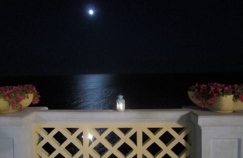 Santa Cesarea Terme Apartment | Apartment in a early '20s stately building with private access to the sea
