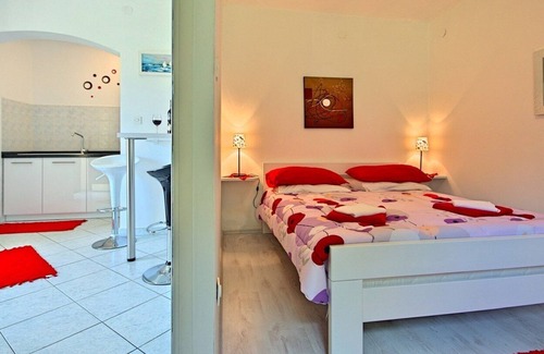 Susnjici Apartment | Apartment in a family house with pool, WiFi, near Poreč