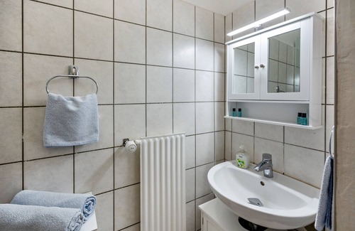 Nussdorf am Inn House | Apartment In A Hotel 'Nußdorfer Hof - Apartment 5' with Wi-Fi